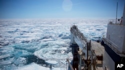 핀란드 쇄빙선이 북극해에서 얼음을 가르며 항해하고 있다. (자료사진)