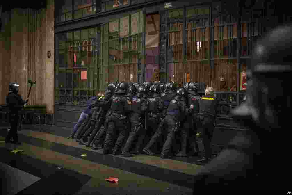 Police officers contain protesters trying to enter the train station in Barcelona, Spain, Nov. 11, 2023.&nbsp;Anti-riot police briefly clashed with about 2,000 pro-Palestinian protesters who stormed and occupied a commuter train station.&nbsp;