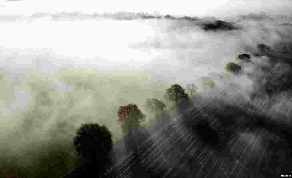 Ораните полиња се обвиени со магла, Кил, Стафордшир, В. Британија.