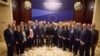 El presidente ucraniano, Volodymyr Zelenskyy, en el centro, posa para una fotografía con los participantes de la reunión informal de Ministros de Asuntos Exteriores de la UE en Kiev, el 2 de octubre de 2023.