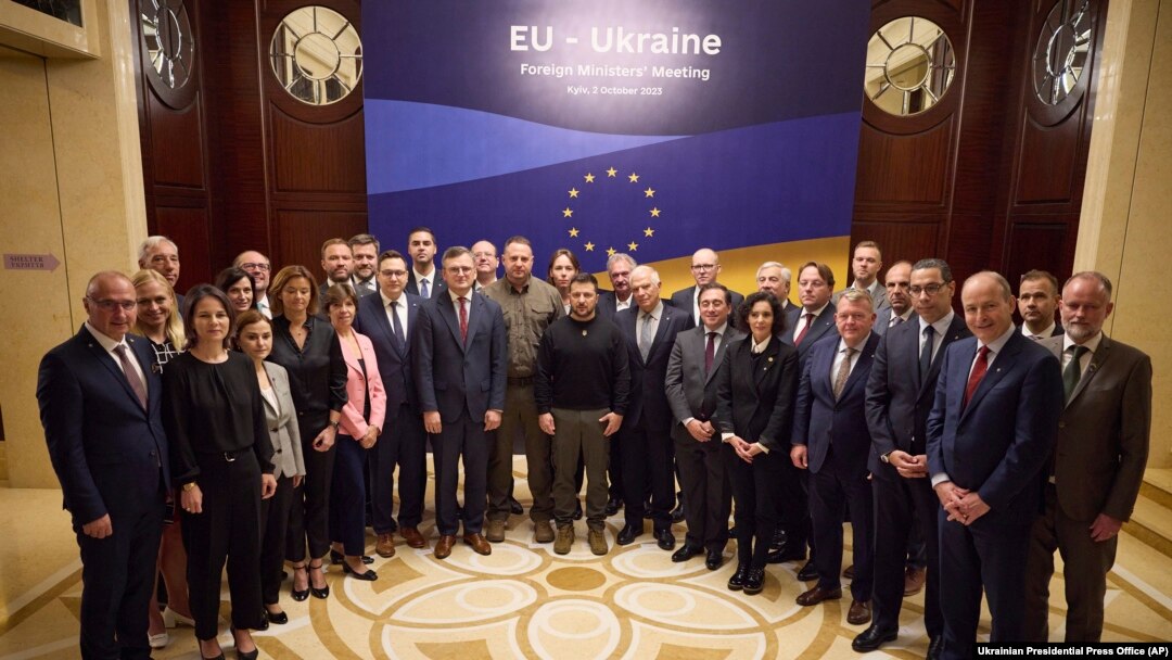 Президент Украины Владимир Зеленский (в центре) с участниками неформальной встречи министров иностранных дел стран ЕС в Киеве, Украина, 2 октября 2023 г.