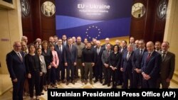 El presidente ucraniano, Volodymyr Zelenskyy, en el centro, posa para una fotografía con los participantes de la reunión informal de Ministros de Asuntos Exteriores de la UE en Kiev, el 2 de octubre de 2023.