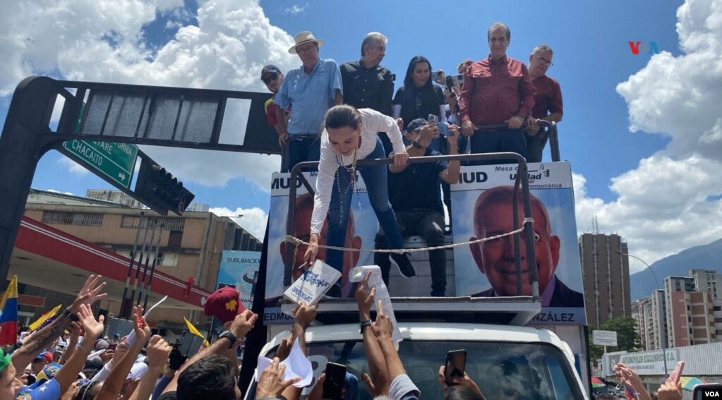 La líder de la Mesa de la Unidad Democrática, María Corina Machado, intercambia con el público a su paso por Caracas, la capital de Venezuela, el 17 de agosto de 2024 durante las protestas contra los resultados electorales dictados por el Consejo Nacional Electoral del 28 de julio. [Fotos, VOA].