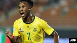 L'attaquant sud-africain Themba Zwane célèbre le deuxième but de son équipe lors du match entre l'Afrique du Sud et la Namibie, le 21 janvier 2024.