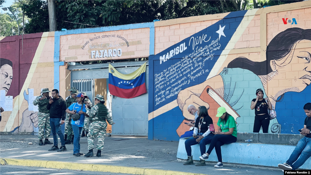 En el 23 de Enero, en la escuela técnica Manuel Palacios Fajardo, centro de votación donde ejercía el expresidente Hugo Chávez, la presencia de electores era poca. En otros centros del oeste como el liceo Fermín Toro el panorama era igual. No obstante, encargados y miembros de mesa alegaron que la ausencia de votantes se debía a lo rápido del proceso.