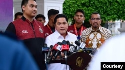 Ketua Umum PSSI Erick Thohir dalam konferensi pers di Istana Presiden, Jakarta (foto: dok). Survei menemukan bahwa 94,1 persen masyarakat setuju atas kebijakan PSSI membentuk Satgas Mafia Bola. 