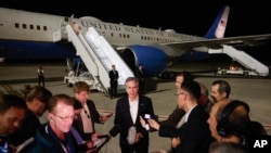 Menteri Luar Negeri AS Antony Blinken memberi keterangan pers di Bandara Al Ula, Arab Saudi, setelah lawatan selama seminggu di Timur Tengah untuk meredakan ketegangan di kawasan itu, Senin, 8 Januari 2024. (Foto: Evelyn Hockstein/Pool Photo via AP)