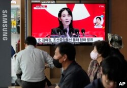 1일 한국 서울역에 설치된 TV에서 김여정 북한 노동당 부부장이 위성 발사를 계속 추진하겠다고 밝힌 것과 관련한 뉴스가 나오고 있다.