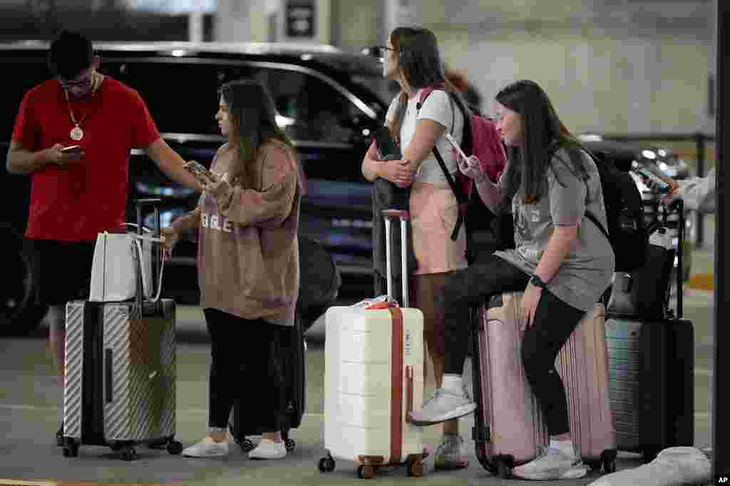 Viajeros esperan sus vehículos de transporte compartido en el Aeropuerto Internacional de Nashville, en Tennessee.