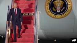 Presiden AS Joe Biden berjalan menuruni tangga pesawat "Air Force One" saat ia tiba di Bandara Stansted di Stansted, Inggris, Minggu 9 Juli 2023.