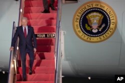 Predsednik SAD Džo Bajden izlazi iz aviona Er fors 1, nakon što je sleteo na aerodrom Stensted, Engleska, 9. jula 2023.
