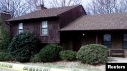 La cinta policial rodea la casa del espía acusado de trabajar para la exURSS y Rusia, Robert Philip Hanssen, en Viena, Virginia, 20 de febrero de 2001. 