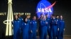 Calon astronot lulusan NASA Artemis berdiri di atas panggung saat wisuda di Johnson Space Center, Houston, Texas, 5 Maret 2024. (Mark Felix / AFP)