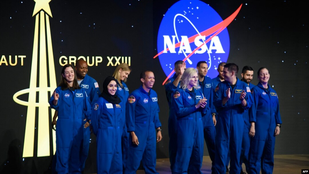 Calon astronot lulusan NASA Artemis berdiri di atas panggung saat wisuda di Johnson Space Center, Houston, Texas, 5 Maret 2024. (Mark Felix / AFP)