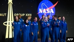 Calon astronot lulusan NASA Artemis berdiri di atas panggung saat wisuda di Johnson Space Center, Houston, Texas, 5 Maret 2024. (Mark Felix / AFP)