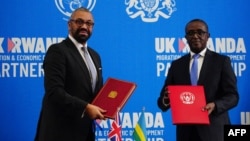 Le nouvel accord a été signé à Kigali, la capitale du Rwanda, par le ministre de l'Intérieur britannique James Cleverly et le ministre rwandais des Affaires étrangères Vincent Biruta.