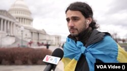 Всеволод Мирний, співзасновник ГО Svitanok NYC мітингує на підтримку України, перед будівлею Конгресу США, Вашингтон, Середа, 10-те січня 2024 р.