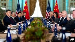 资料照片：2023年11月15日，美国总统拜登在加利福尼亚州伍德赛德的亚太经济合作组织论坛上会见中国国家主席习近平。（美联社照片）