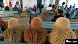 ফাইল ছবি- পাকিস্তানে বসবাসরত আফগান নারী শরণার্থীরা পেশোয়ারের একটি অফিসে নিবন্ধনের জন্য অপেক্ষা করছে। ৩০ সেপ্টেম্বর, ২০২১।