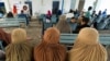 FILE - Pengungsi perempuan Afghanistan yang tinggal di Pakistan menunggu untuk didaftarkan di kantor di Peshawar, Pakistan, 30 September 2021.