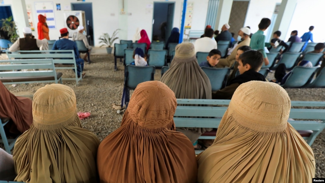 (فائل) - افغان کډوال په پېښور کې د رېجسټرېشن یو مرکز کې، کال ۲۰۲۱