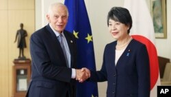 টোকিওতে পররাষ্ট্র মন্ত্রকে দ্বিপাক্ষিক বৈঠকের সময় ইউরোপীয় ইউনিয়নের পররাষ্ট্র নীতির প্রধান জোসেপ বোরেল জাপানের পররাষ্টমন্ত্রী ইয়োকো কামিকাওয়ার সাথে করমর্দন করছেন। ৮ নভেম্বর, ২০২৩।