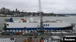 俄羅斯遠東符拉迪沃斯托克港的貨櫃船正在卸下中國製造的新車。（2023年8月25日）
