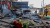 俄占城市顿涅茨克的一个市场遭到炮击后，一束纪念死难者的鲜花摆放在废墟上。（2024年1月22日）