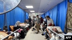 Pasien dan pengungsi di rumah sakit Al-Shifa, Kota Gaza, 10 November 2023. (AFP)