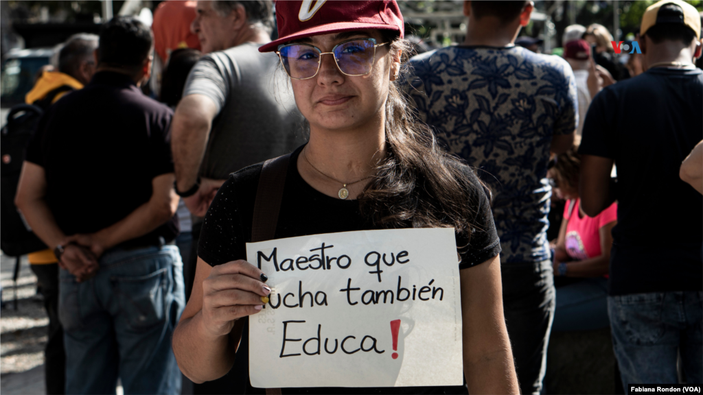 María Gabriela Batista tiene 8 años en la docencia y para este Día del Maestro pide que se concrete un aumento del salario. &ldquo;El salario no nos alcanza. No nos ha aumentado desde hace mucho tiempo y los servicios siguen subiendo (..) Yo sigo siendo educadora porque me encanta estar en el aula, compartir con los niños, pero el salario está muy mal&rdquo;.