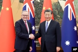 Perdana Menteri Australia Anthony Albanese, kiri, bertemu dengan Presiden China Xi Jinping di Aula Besar Rakyat di Beijing, 6 November 2023. (Ding Haitao/Xinhua via AP)