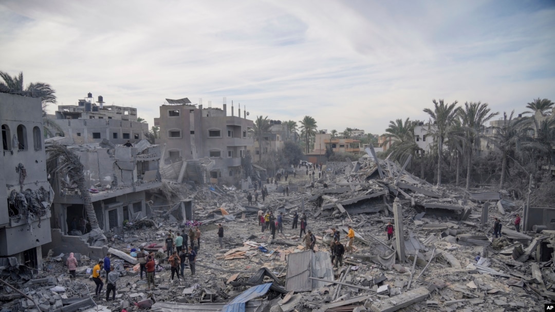 Người Palestine chứng kiến sự tàn phá từ các cuộc oanh kích của Israel vào Dải Gaza, ở Deir al Balah, ngày 22/11/2023.