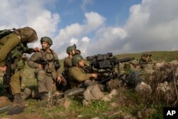 Tentara cadangan Israel dan tank-tank sedang mengikuti latihan di front Lebanon di Dataran Tinggi Golan yang dikuasai Israel, 4 Juni 2024. (Foto: Ohad Zwigenberg/AP Photo)