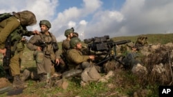 Izraelski borbeni rezervisti i tenkovske snage učestvuju u obuci na libanskom frontu na Golanskoj visoravni koju kontrolišu Izrael, 4. januara 2024.