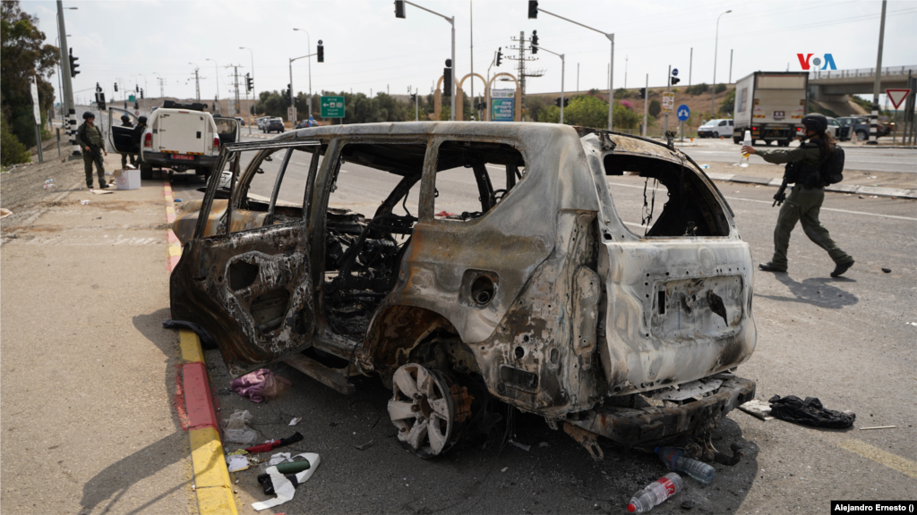 Un auto calcinado puede verse mientras efectivos de las Fuerzas de Defensa de Israel custodian las bloqueadas vías de acceso a áreas cercanas a la Franja de Gaza, durante el conflicto con Hamás, el 11 de octubre de 2023.&nbsp; &nbsp;