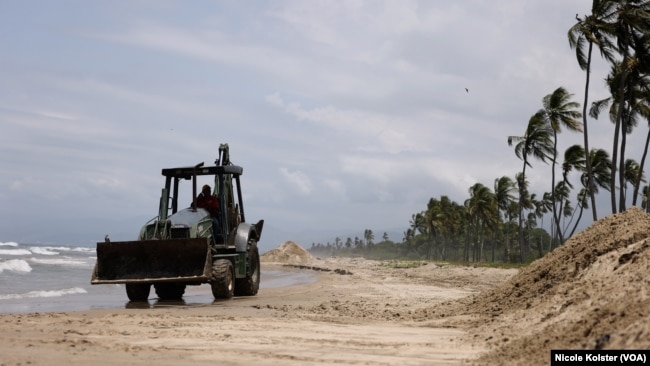 Labores de limpieza en Playa Blanca, Carabobo, Venezuela.