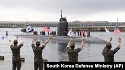 Picha iliyotolewa na wizara ya ulinzi ya Korea Kusini: Wanajeshi wa majini wa Korea Kusini wakitoa salamu kwa nyambiz ya USS Annapolis ikiwasili katika kituo cha jeshi la majini cha Korea Kusini katika kisiwa cha Jeju, Korea Kusini, July 24, 2023. 