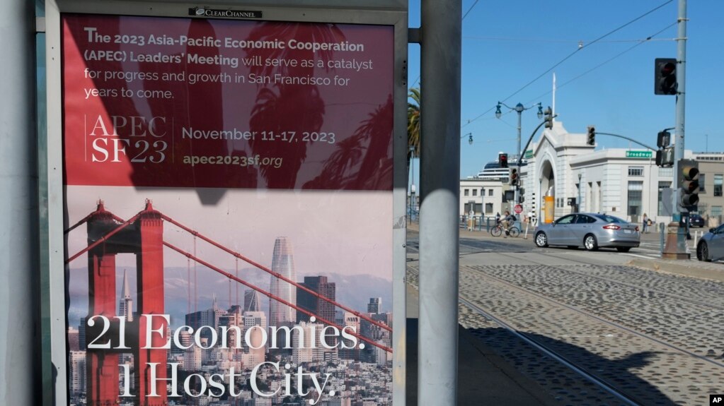 美国旧金山街头的2023亚太经合组织峰会的广告。(2023年10月18日)(美联社）(photo:VOA)