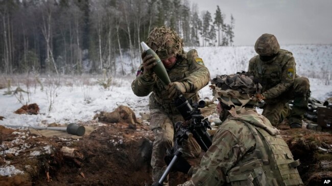 에스토니아에서 진행된 나토 동계훈련에서 영국군이 박격포를 쏘고 있다. (자료사진)