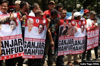 PDI-P mengusung pasangan Capres Ganjar Pranowo dan Cawapres Mahfud MD dalam Pilpres 2024. (VOA/Indra Yoga)