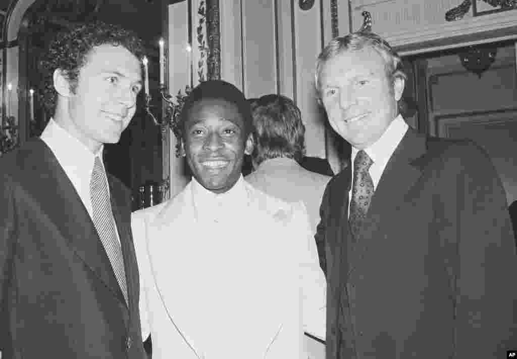 Bekenbauer (levo), Brazilac Pele (sredina) i Englez Bobi Mur (desno) u Plaza hotelu u Njujorku 1977. (Foto: AP/Richard Drew, File)