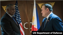美國國防部長勞埃德·奧斯汀（Lloyd J. Austin）和菲律賓國防部長吉爾伯托·特奧多羅（Gilberto Teodoro Jr）2023年11月15日舉行會談。 （美國國防部照片 ）