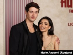 Pemeran Rachel Zegler dan Tom Blyth menghadiri pemutaran perdana film "The Hunger Games: The Ballad of Songbirds & Snakes" di Los Angeles, California, AS, 13 November 2023. (Foto: REUTERS/Mario Anzuoni)