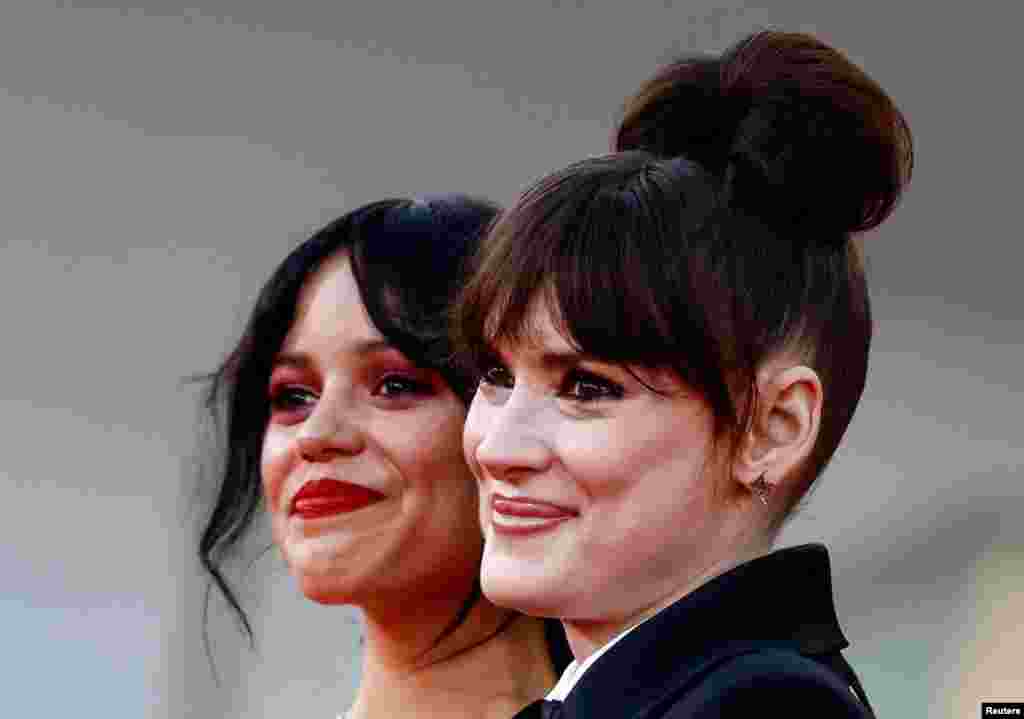 Las miembros de reparto Jenna Ortega y Winona Ryder posan en la alfombra roja&nbsp; durante las llegadas para la proyección de la película &#39;Beetlejuice Beetlejuice&#39; fuera de competición, durante el 81&ordm; Festival de Cine de Venecia, Venecia. &nbsp; &nbsp; &nbsp; &nbsp; 