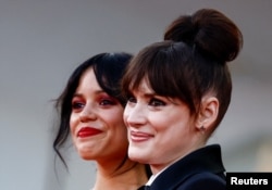 Aktris Jenna Ortega (kiri) dan Winona Ryder (kanan) di festival film Venesia, di Venesia, Italia