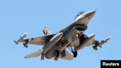 튀르키예 F-16 전투기가 남부 아다나의 인시를릭 공군기지에 접근하고 있다. (자료사진)