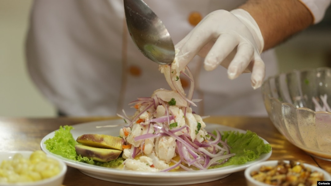 Así de fácil es recrear el plato bandera de la cocina peruana: El ceviche 7 Merca2.es Preparación final del ceviche