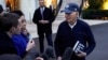 Джо Байден общается с журналистами рядом с Белым домом, 1 марта 2024 года