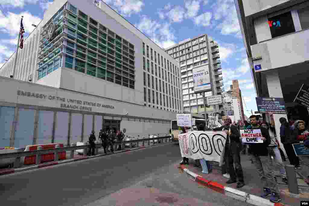 Activistas protestan frente a la embajada de Estados Unidos en Tel Aviv contra la venta de armas a Israel.