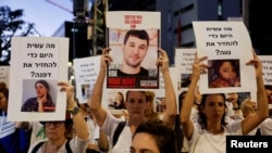 ဟာမတ်စ်အဖွဲ့က ဓါးစာခံအဖြစ်ဖမ်းဆီးခေါ်ဆောင်သွားသူများရဲ့ ဓါတ်ပုံများကို အစ္စရေးနိုင်ငံ Tel Aviv မြို့တော်မှာ ကိုင်ဆောင်ဆန္ဒပြနေကြစဉ် (နိုဝင်ဘာ ၂၁၊ ၂၀၂၃)
